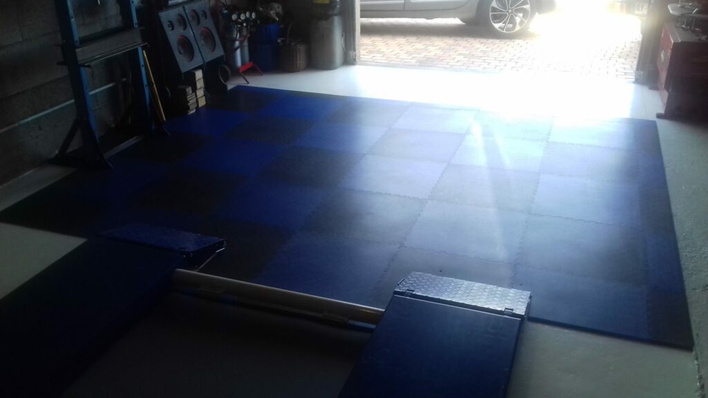 Revêtement de sol bleu-noir dans le garage, France