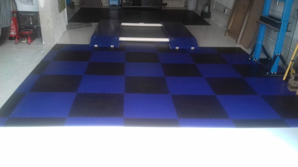 Revêtement de sol bleu-noir dans le garage, France