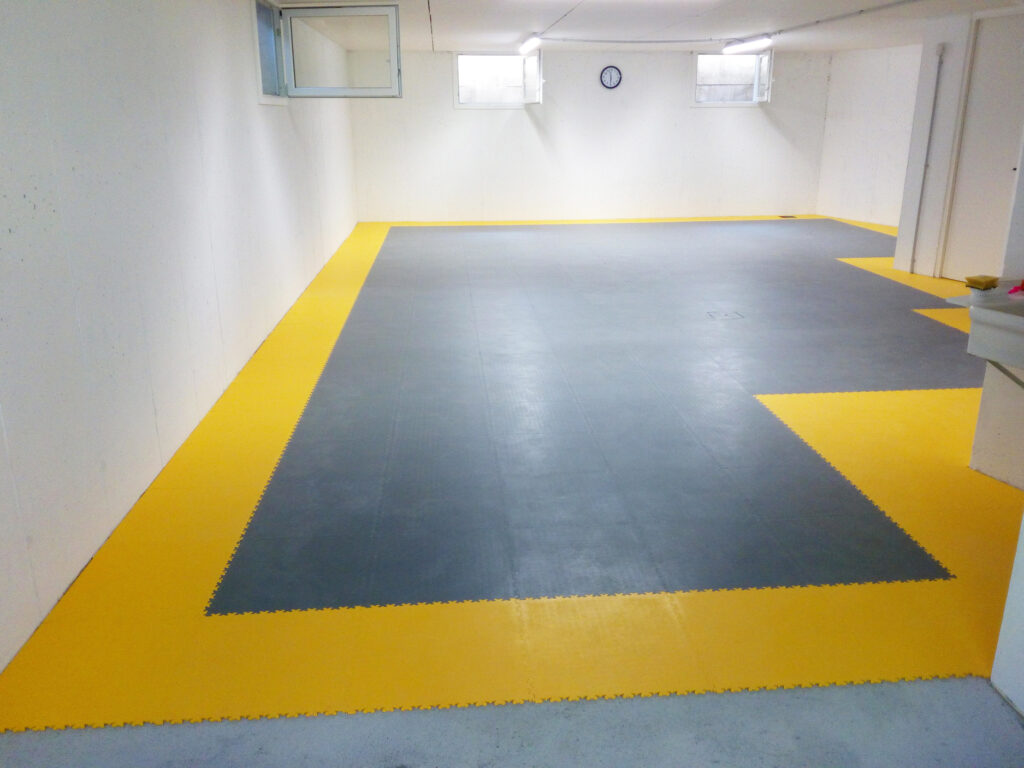 Un garage spacieux ayant un plan au sol irrégulier, Italie