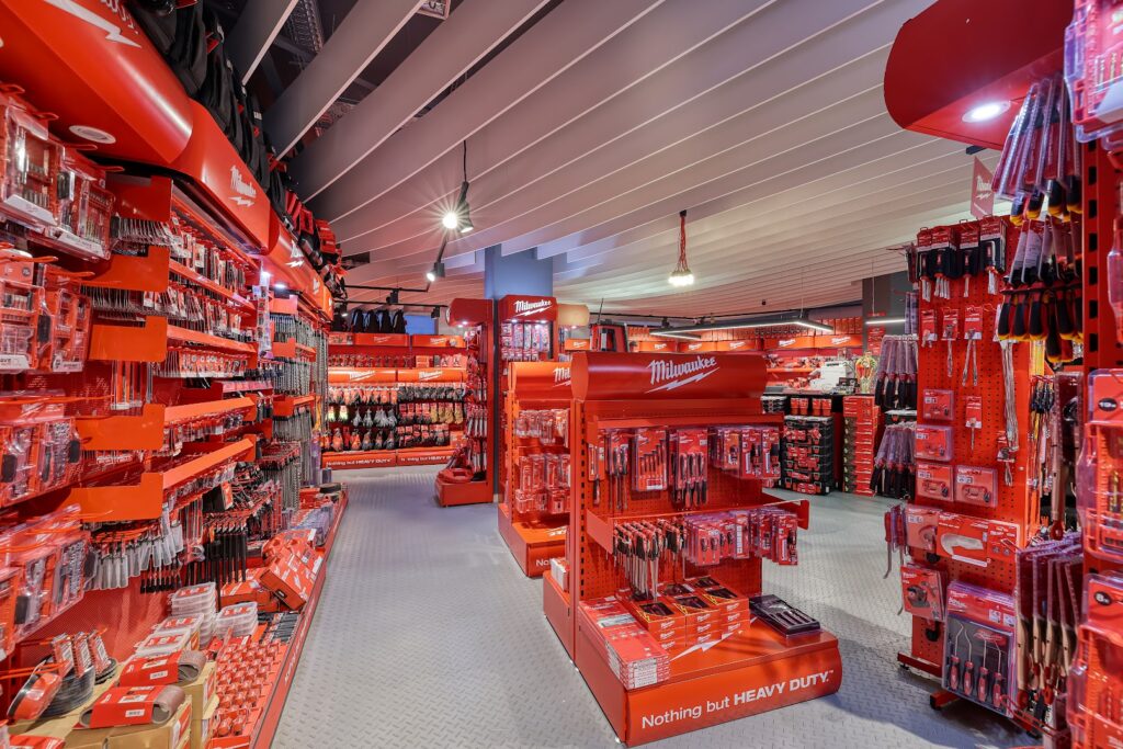 Magasin d’outillage, Pologne